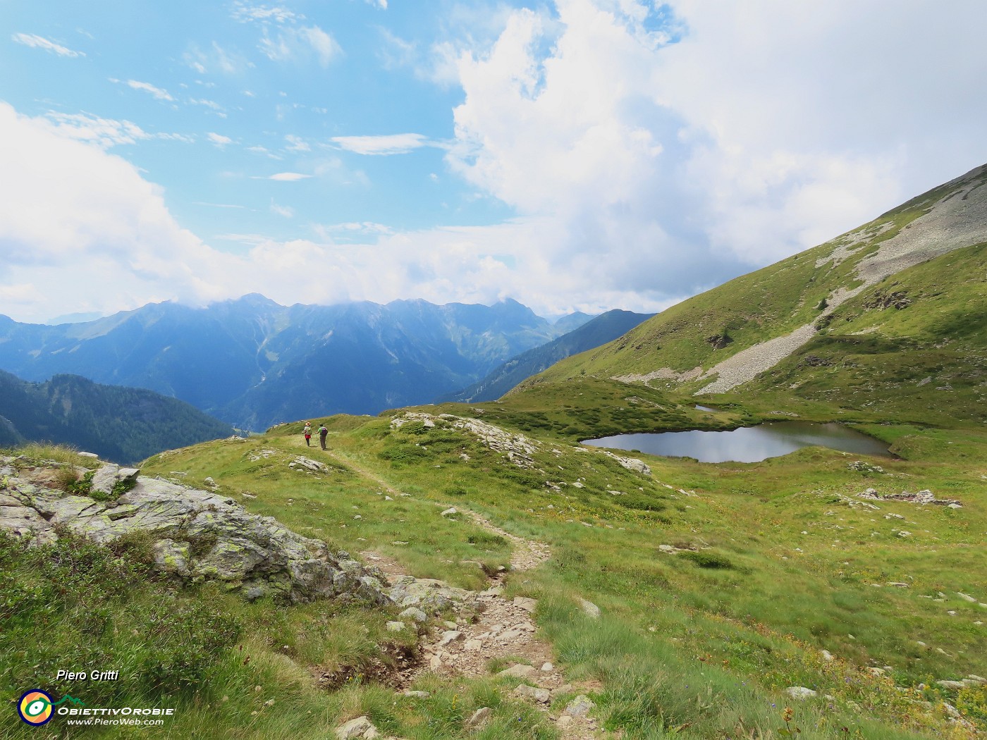 55 Sul sent. 204A scendiamo al Lago Basso delle Foppe.JPG